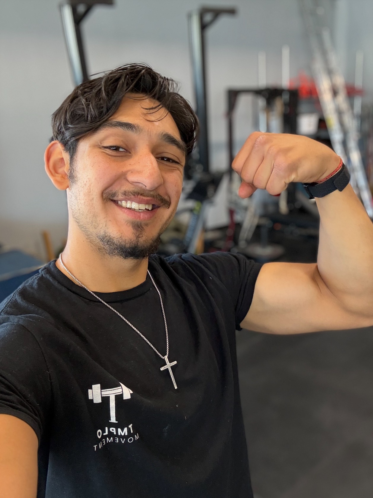 Alex Diaz flexing in the gym